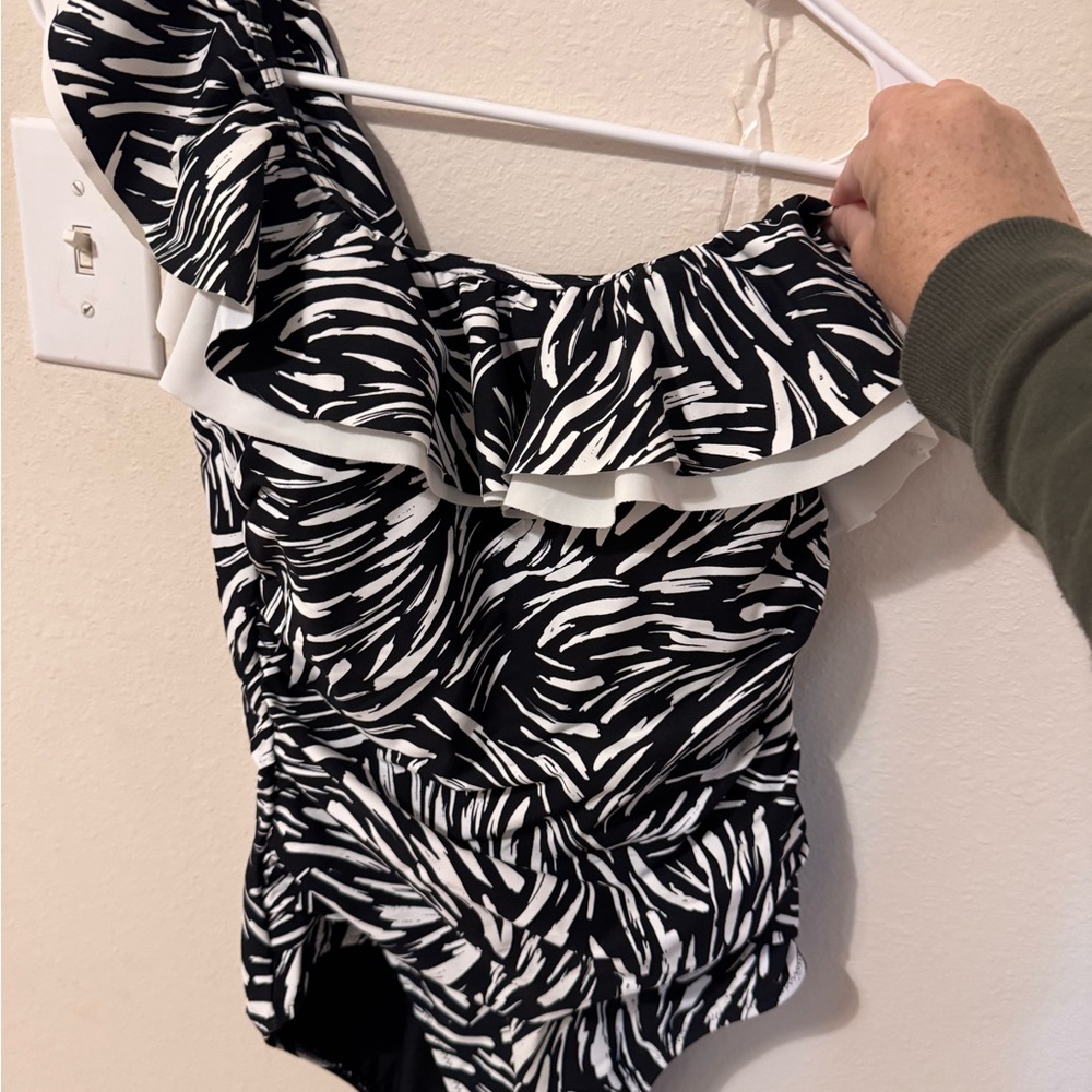 Gottex Black and White One-Shoulder Swimsuit